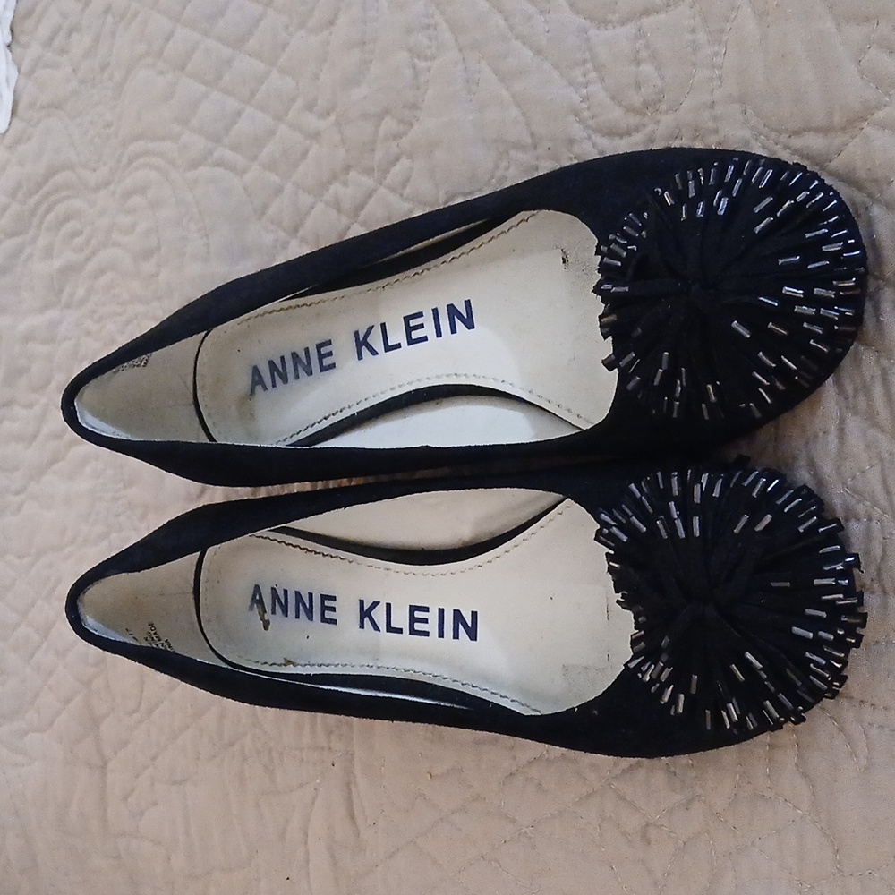 ANNE KLEIN Happy Womens Sz 5 1/2 M Slip On Suede Pom Pom Block Heel Shoes Black
